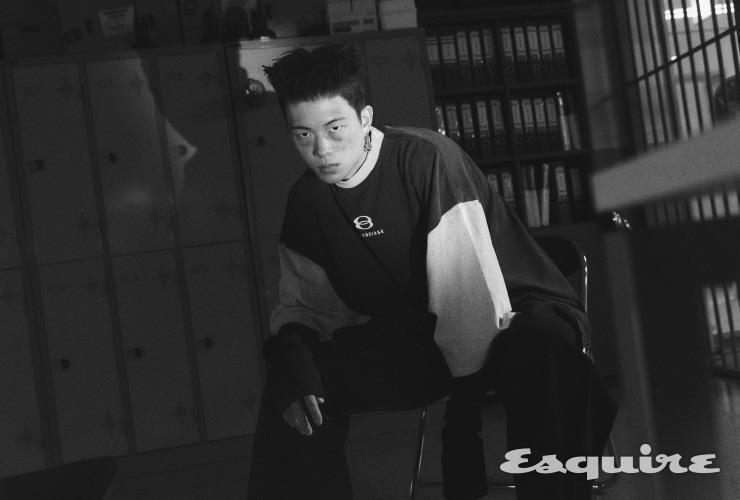 슈퍼 롱 스트레치 톱, 3/4 슬리브리스 티셔츠, 라지 배기 진, 클립 이어링 모두 가격 미정 발렌시아가.