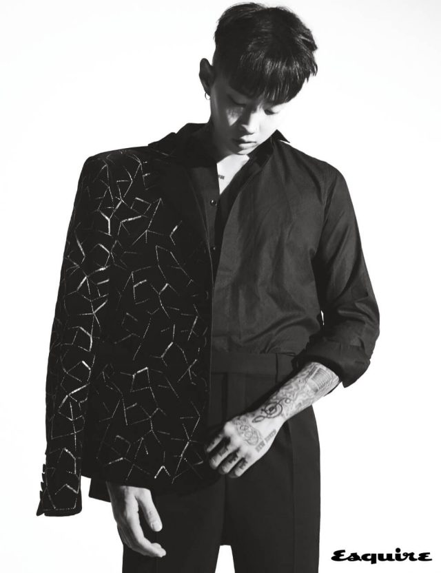 브리제 엠브로이더리 재킷, 블랙 셔츠, 하이웨이스트 트라우저 모두 생 로랑 by 안토니 바카렐로.