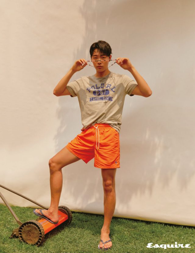 회색 티셔츠, 오렌지색 수영복, 플립플롭 모두 폴로 랄프 로렌.