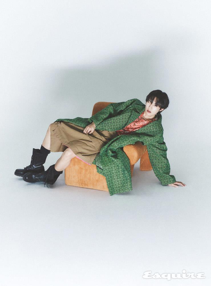 오버핏 트렌치코트, 시퀸 톱, 쇼츠, 스커트 모두 로에베. 부츠 발렌티노 가라바니. 네크리스 포트레이트리포트.