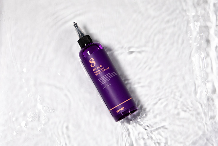 실리콘 성분 없는 워터 제형으로 영양 성분과 수분을 모발에 빠르게 흡수시키는 탈모 기능성 트리트먼트. 겟 실키 스팀 클리닉 워터 트리트먼트(로즈 플로럴향) 300ml 25,900원.