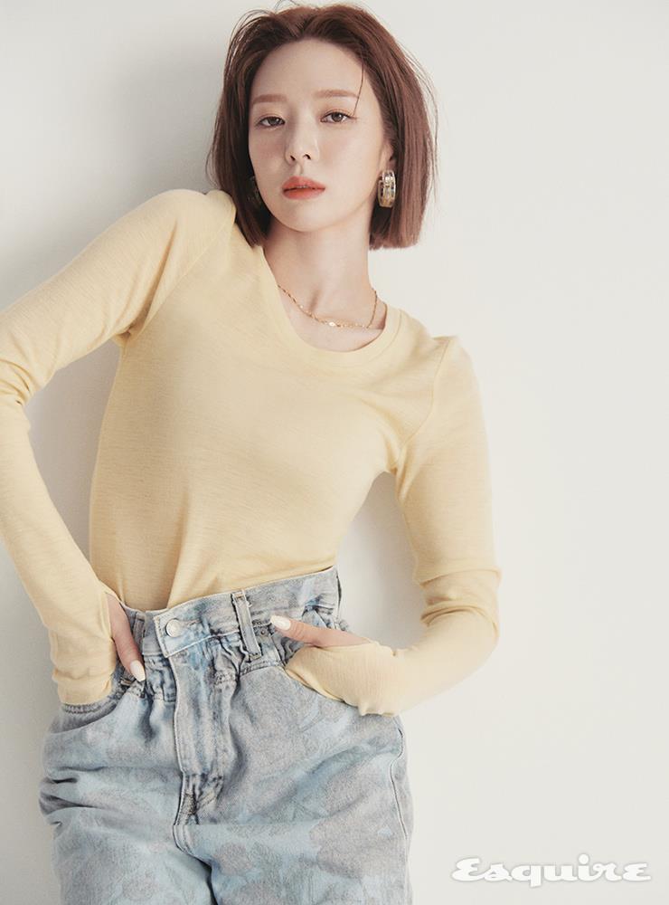 패턴 데님 팬츠 가니. 저지 톱, 이어링, 네크리스 모두 스타일리스트 소장품.