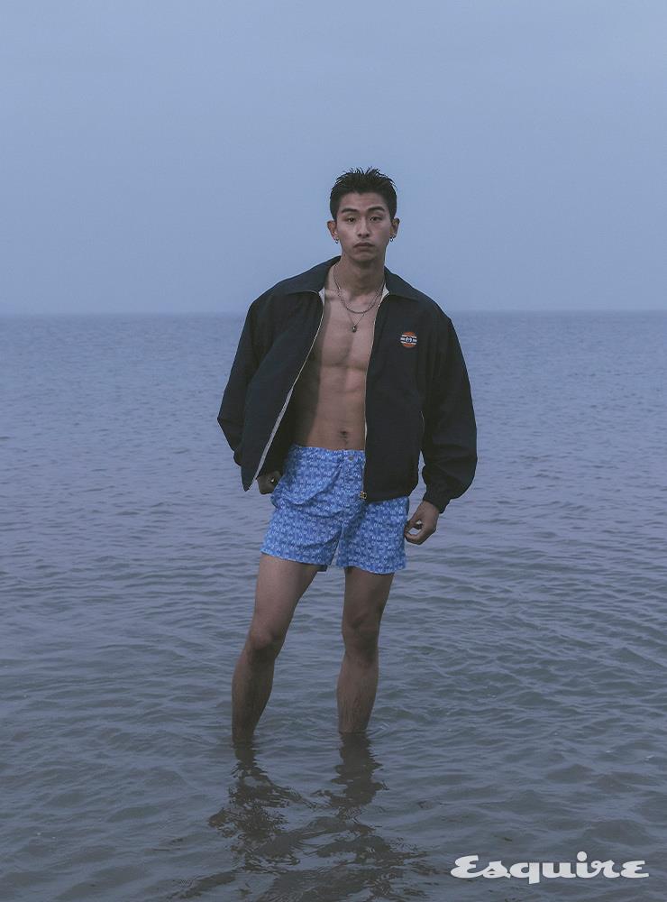 네이비 블루종 263만원 구찌. 스윔 쇼츠 가격 미정 에르메스. 체인 네크리스 에디터 소장품. 파인애플 참이 달린 네크리스 가격 미정 생 로랑 by 안토니 바카렐로.