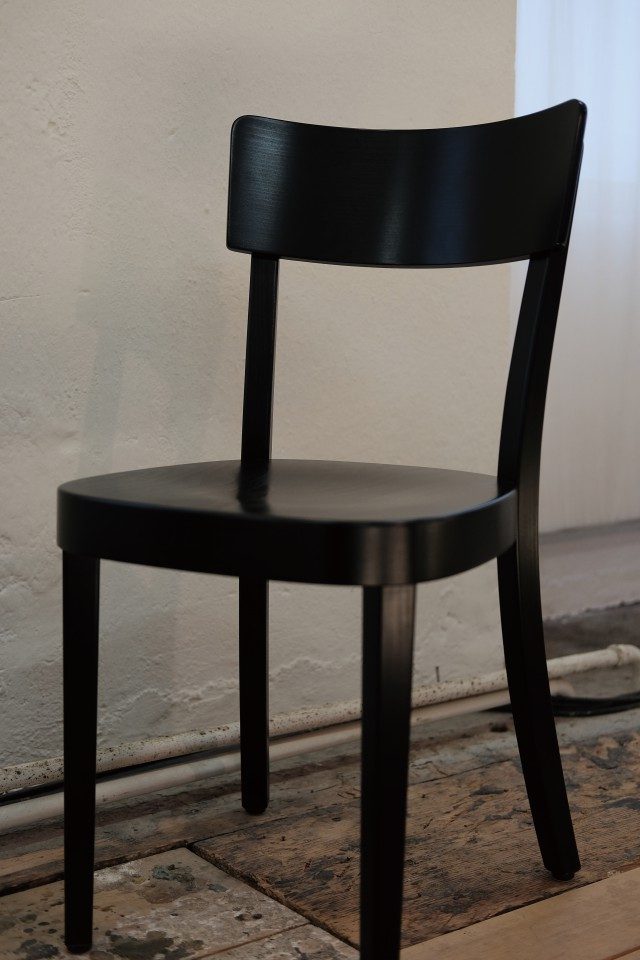 호르겐글라루스 1880년부터 지금까지 나무 의자와 테이블을 만드는 스위스의 가구 전문 기업이다. 나무를 굽혀서 만든 의자가 유명하다. 수십 년은 쓸 수 있을 정도로 튼튼하다. 스위스의 좋은 식당이나 학교에서는 여기 의자를 쓴다.