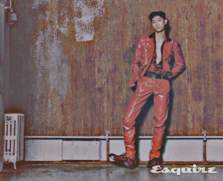 재킷, 셔츠, 팬츠, 슈즈 모두 가격 미정 돌체앤가바나. 벨트, 네크리스 모두 에디터 소장품.