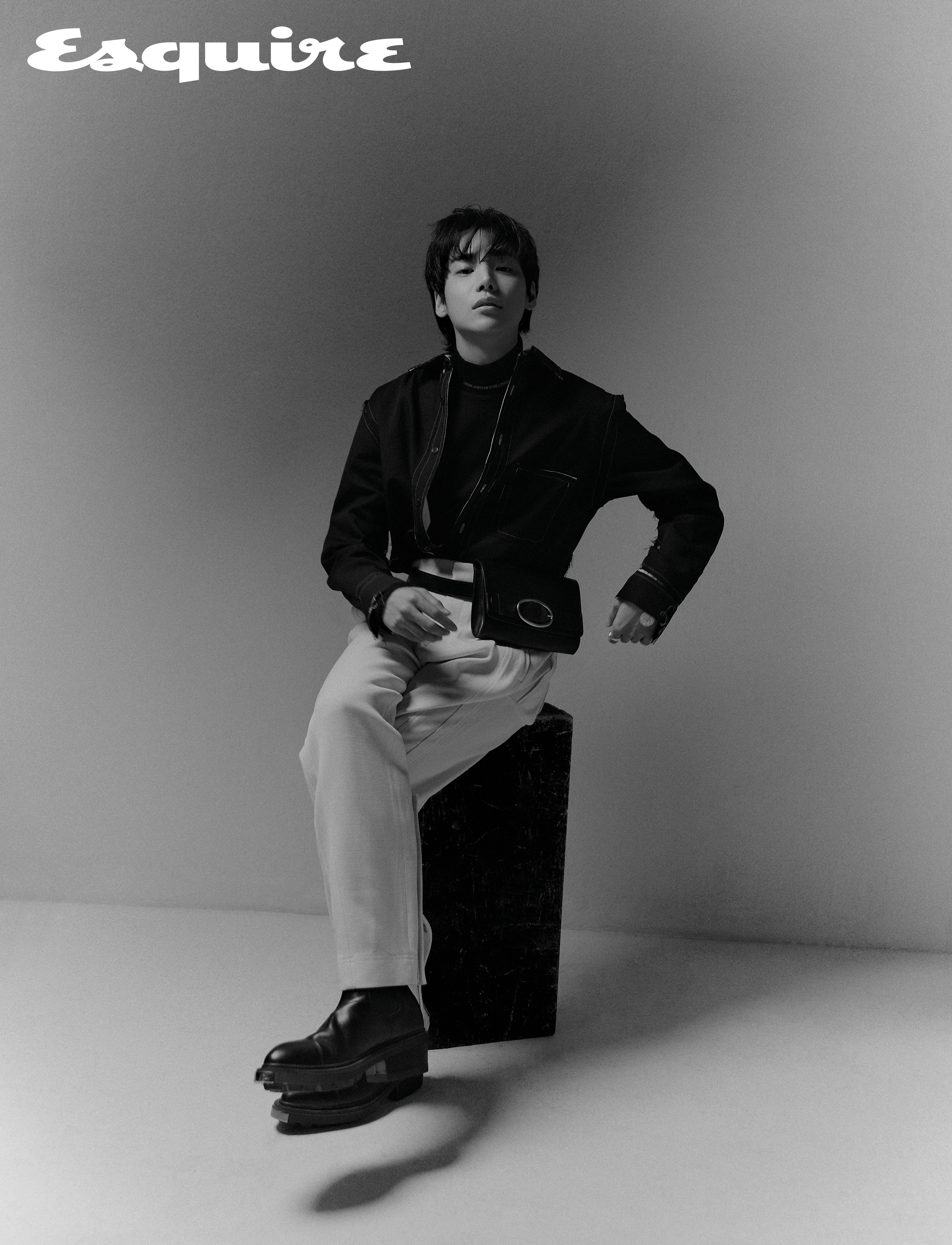 셔츠 요지 야마모토. 터틀넥 톱, 구두 모두 스타일리스트 소장품. 바지 우영미. 웨이스트백 바네사브루노.