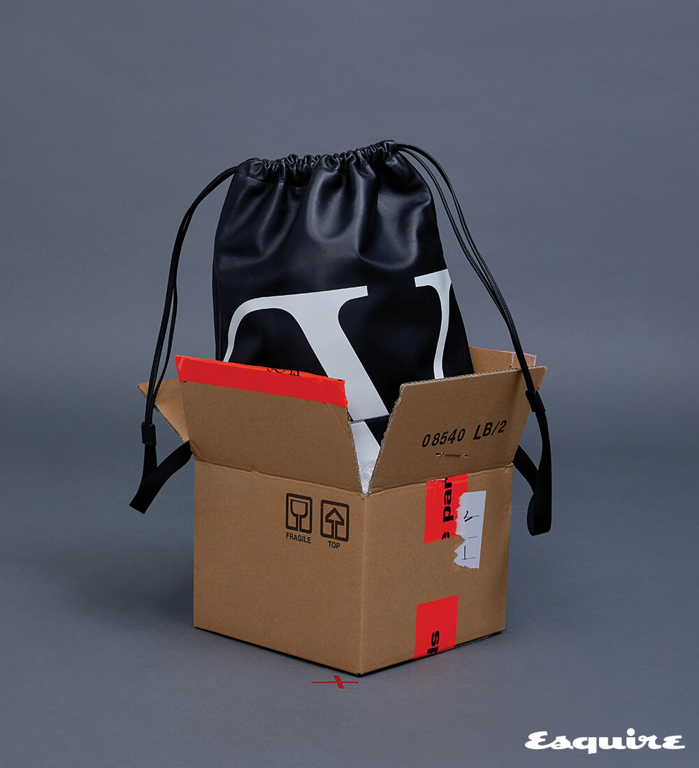 150만원대 <strong>발렌티노</strong>.