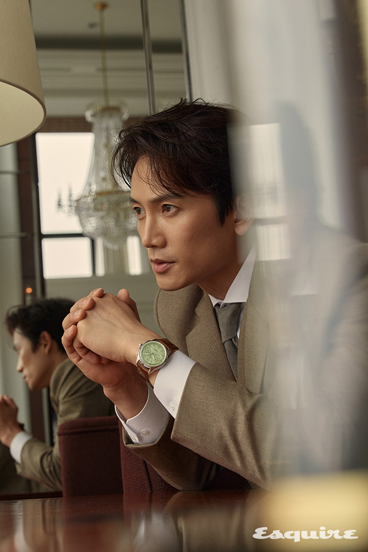 40mm 스틸 케이스와 피스타치오 그린 다이얼, 골드 브라운 가죽 스트랩의 프리미에르 B09 크로노그래프 40 990만원대 브라이틀링. 브라운 스리피스 슈트 로드앤테일러. 화이트 셔츠, 타이 모두 스타일리스트 소장품.