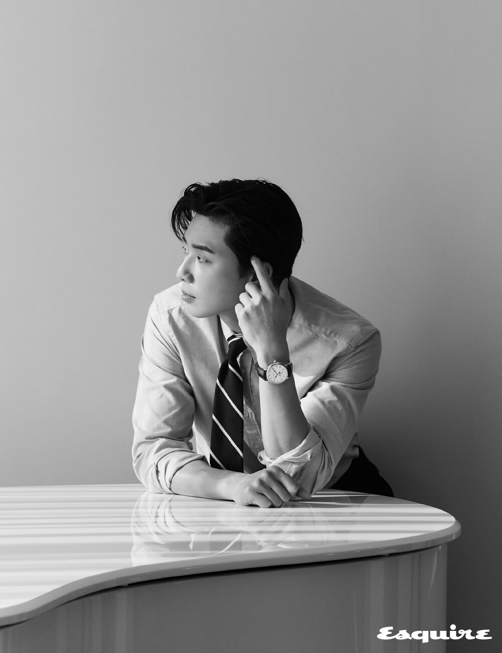 6시 방향 문페이즈 창과 날짜 디스플레이를 적용한 ‘스타 레거시 문페이즈’ 528만원 몽블랑. 셔츠 오리앙 by 샌프란시스코 마켓. 바지 TBRM by 샌프란시스코 마켓. 타이 스타일리스트 소장품.