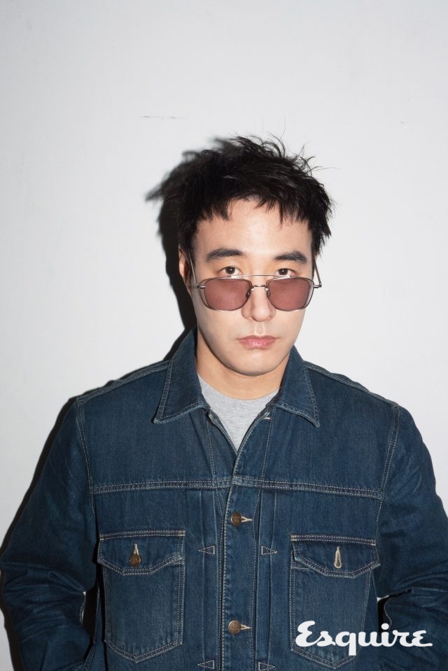 데님 재킷 바스통. 티셔츠 브루먼. 선글라스 스틸러.