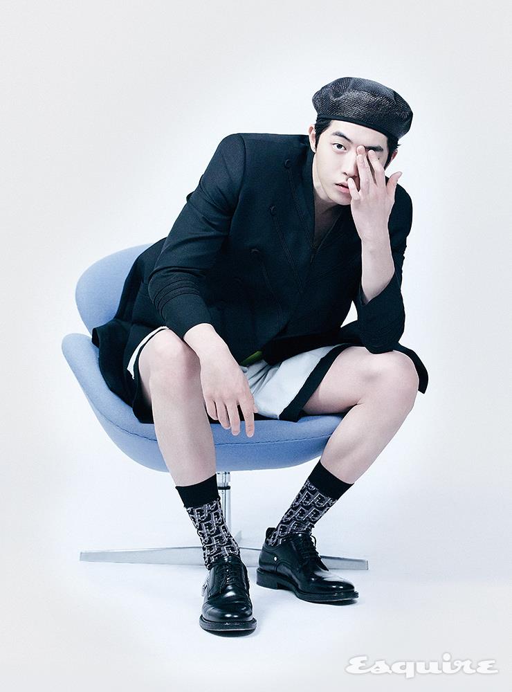 베드포드 오피서 롱 재킷, 울 & 모헤어 버뮤다 쇼츠, 디올 오블리크 삭스, 레이스업 슈즈, 테크니컬 라피아 트윌 베레 모두 가격 미정 디올 맨.