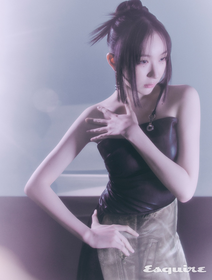 톱 시스템, 스커트 로에베, 귀고리 젤라시.