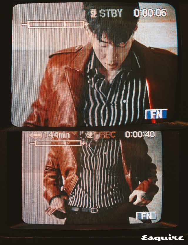 레드 모터사이클 재킷, 스트라이프 셔츠, 스트레이트 데님 팬츠, 벨트 모두 생 로랑 by 안토니 바카렐로.