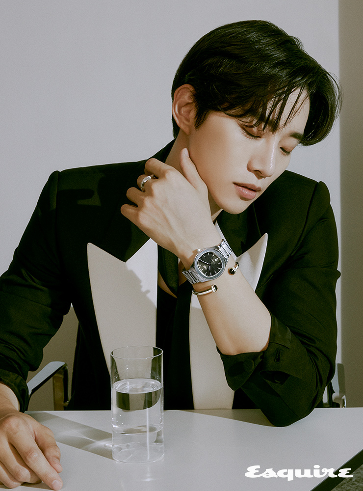 42mm 스틸 케이스와 슈퍼 루미노바 인덱스가 장착된 기요셰 장식 다이얼 폴로 워치, 18K 화이트 골드에 블랙 세라믹과 다이아몬드가 세팅된 포제션 오픈 뱅글, 18K 화이트 골드에 다이아몬드가 세팅된 포제션 링 모두 피아제. 재킷 스타일리스트 소장품.