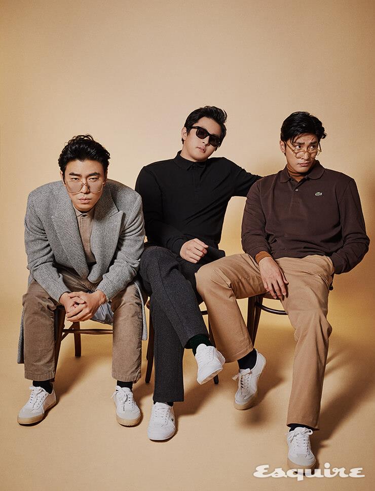 (이시언) 스웨터 폴로셔츠, 헤링 패턴의 더블 코트, 코듀로이 치노 팬츠, 삭스, 스니커즈 모두 라코스테. (기안84) 폴로셔츠, 울 슬랙스, 선글라스, 삭스, 스니커즈 모두 라코스테. (성훈) 터틀넥 티셔츠 라코스테 패션쇼 컬렉션. 폴로셔츠, 트윌 치노 팬츠, 삭스, 스니커즈 모두 라코스테.