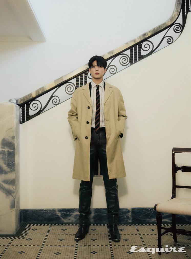 코트, 재킷, 스트라이프 셔츠, 레더 팬츠, 타이, 부츠 모두 셀린느 옴므.