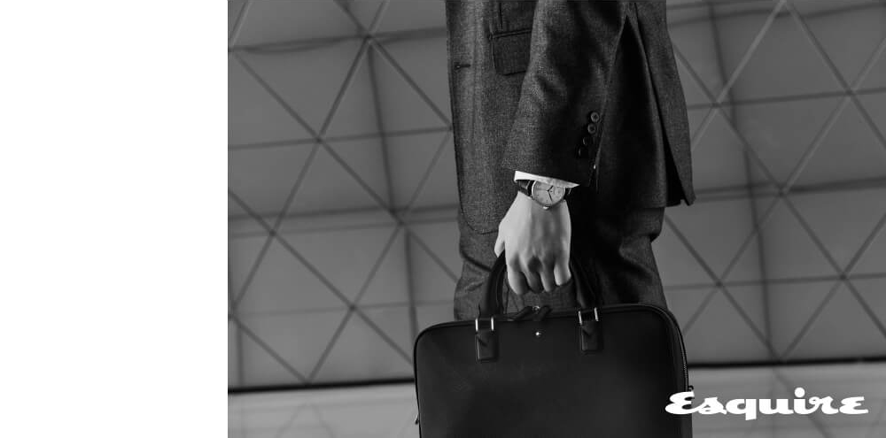 로마자 인덱스와 나뭇잎 모양 파란색 핸즈가 클래식한 ‘스타 레거시 오토매틱 데이트’ 373만원, 간결한 디자인에 실용적인 수납 공간을 갖춘 ‘사토리얼 도큐먼트 케이스’ 119만원 모두 몽블랑. 슈트 TBRM by 샌프란시스코 마켓. 셔츠 오리앙 by 샌프란시스코 마켓.