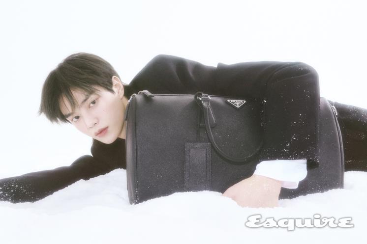 울 재킷, 타이 디테일 코튼 셔츠, 울 팬츠, 사피아노 가죽 트래블백 모두 가격 미정 프라다.