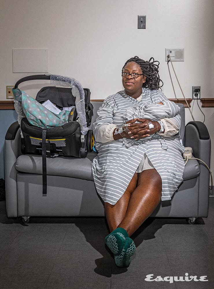 에머슨을 낳은 날의 일레인 버드.