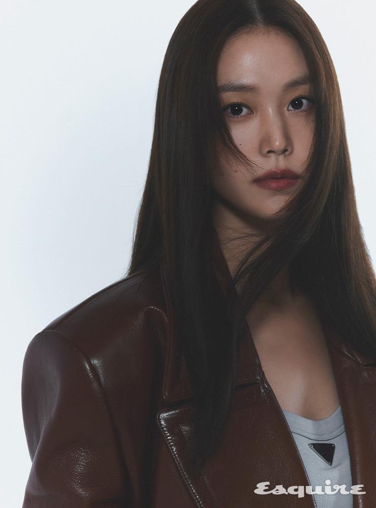 레더 재킷, 슬리브리스 톱 모두 프라다.