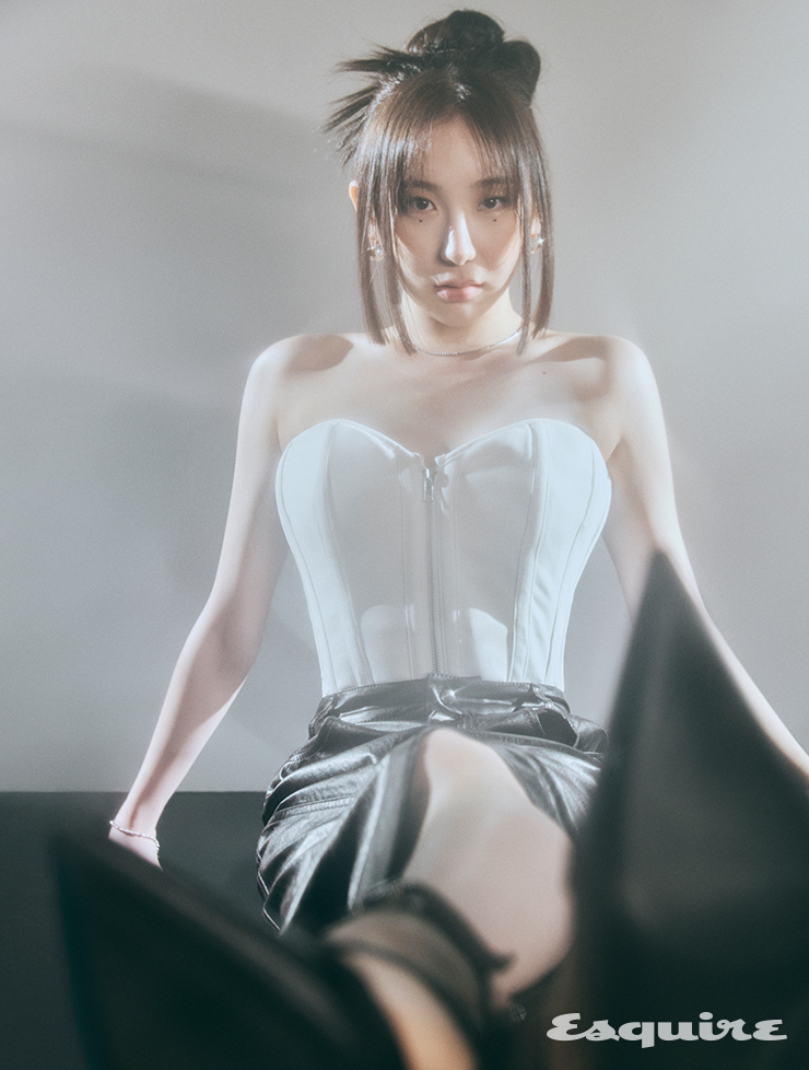 스커트 이자벨 마랑, 귀고리 아몬즈, 톱, 팔찌, 구두 스타일리스트 소장품.