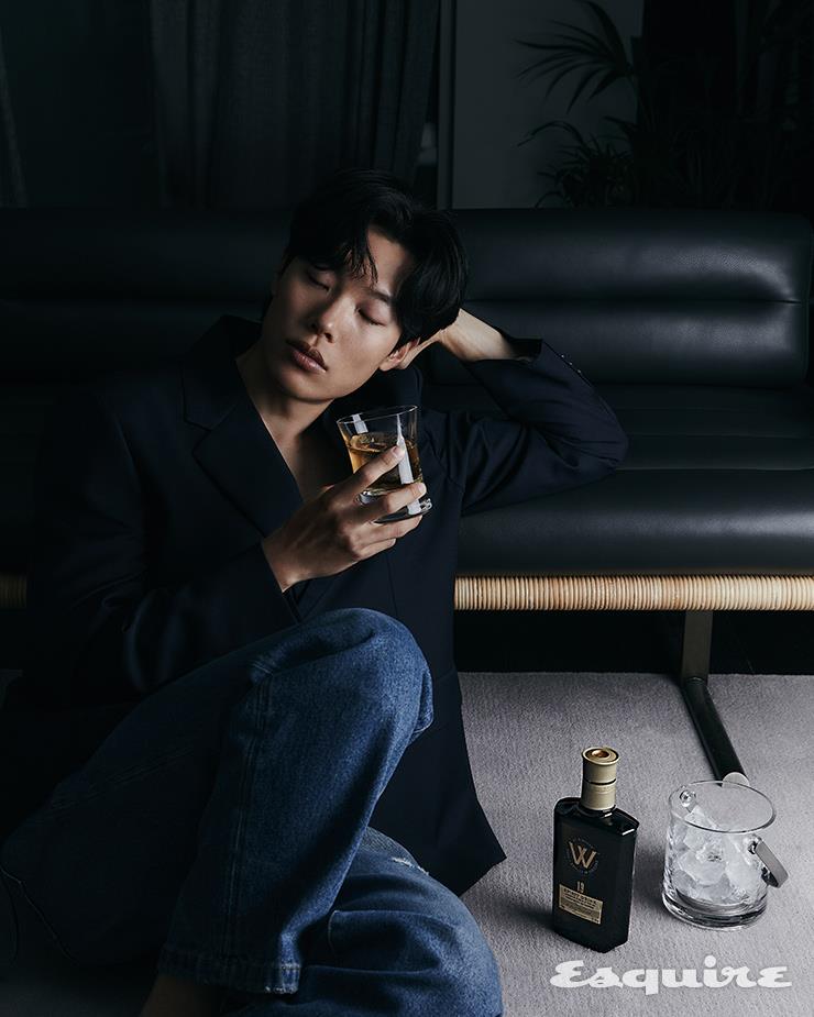 19년 이상의 스카치 위스키 원액으로 만든 더블유 19. 알코올 도수 32.5도의 저도주로 부드러운 목넘김과 차원이 다른 풍미가 특징이다. 450mL.
