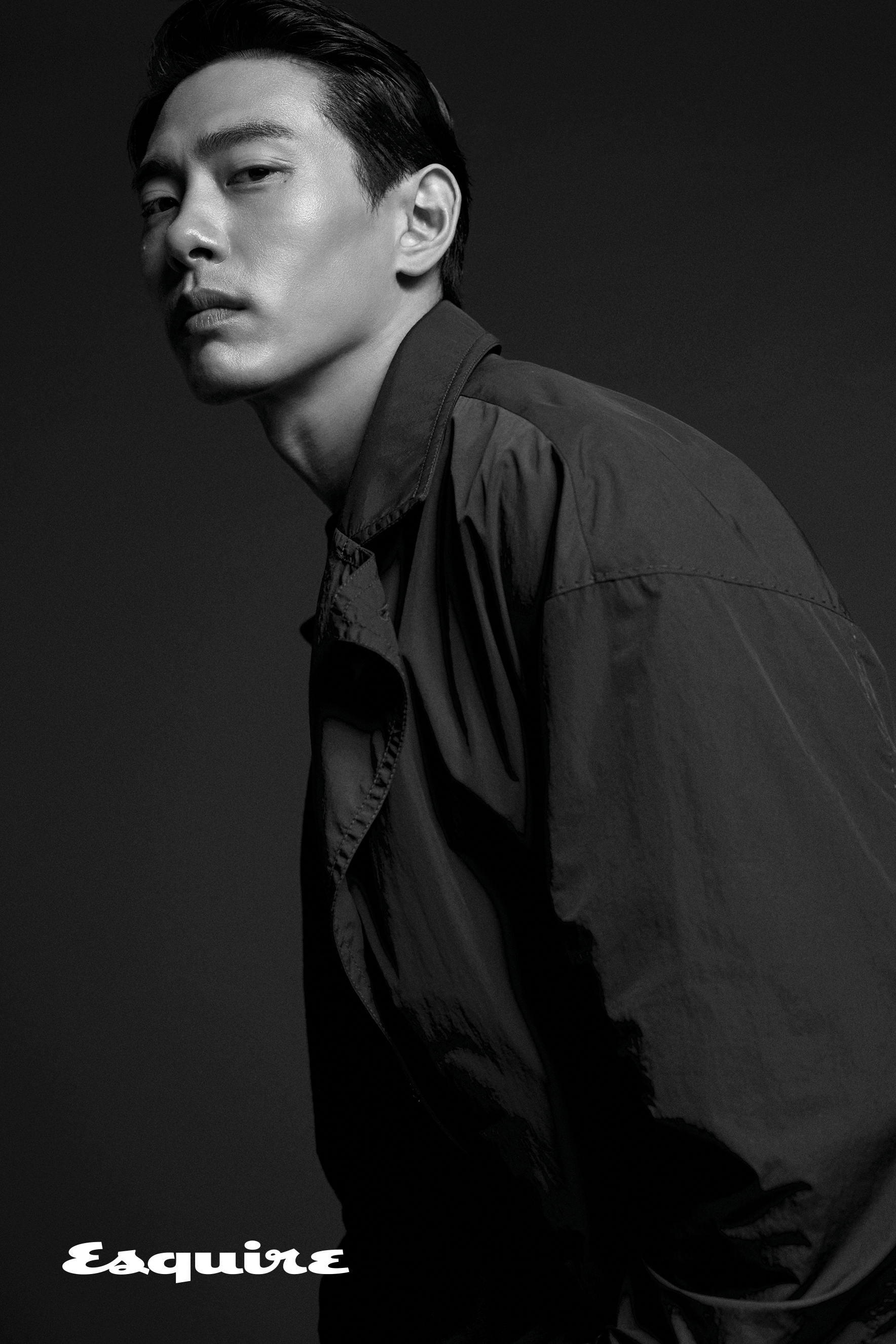 트렌치코트 송지오 옴므. 티셔츠 비이커.