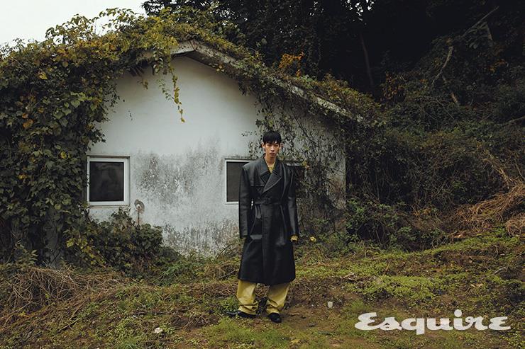 블랙 레더 코트, 오버올 모두 가격 미정 프라다. 버클 슈즈 가격 미정 메종 마르지엘라.