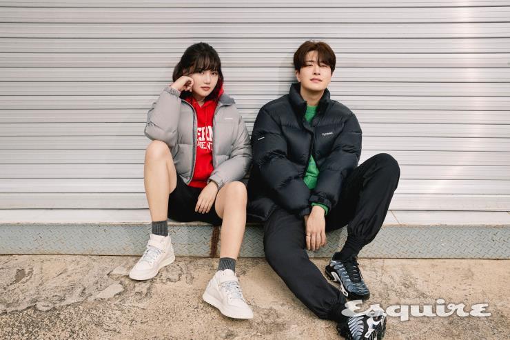 (예린) 그레이 숏 패딩, 레드 후디 모두 커버낫 (영재) 블랙 패딩 커버낫