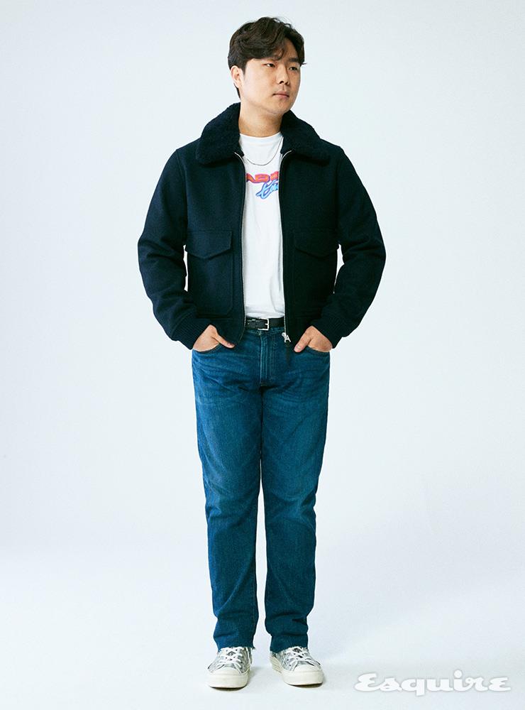 퍼 칼라 블루종 산드로 옴므. 그래픽 티셔츠, 네크리스 모두 스타일리스트 소장품.