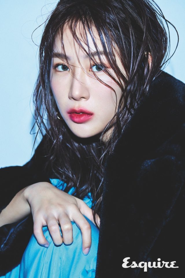 블랙 페이크 퍼 H&M × MOSCHINO. 블루 슬립 드레스 로맨시크. 이어링 H&M.