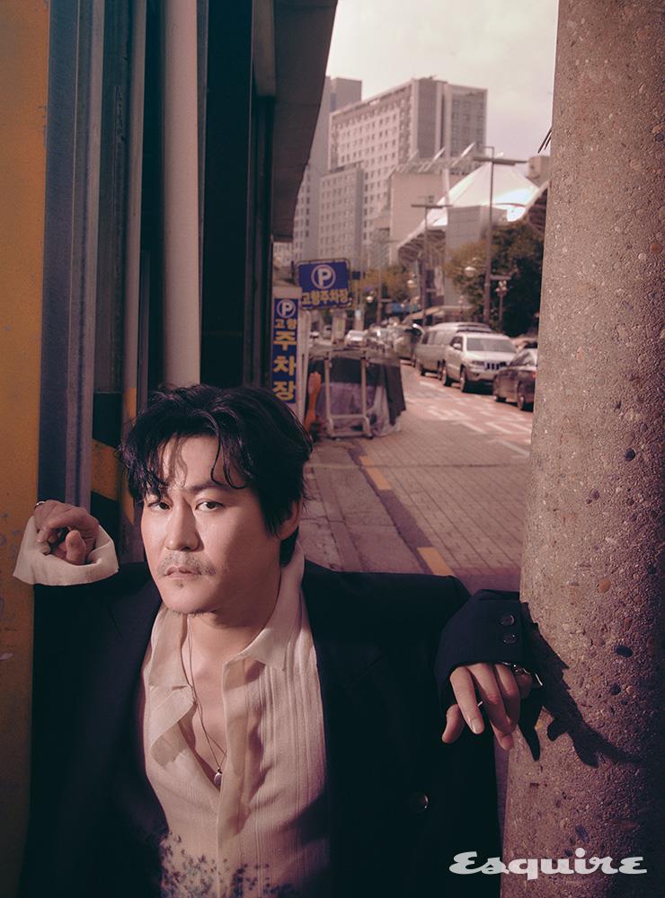 재킷 어나니마우스. 셔츠 오스모스. 네크리스 불레또. 링 포트레이트 리포트.