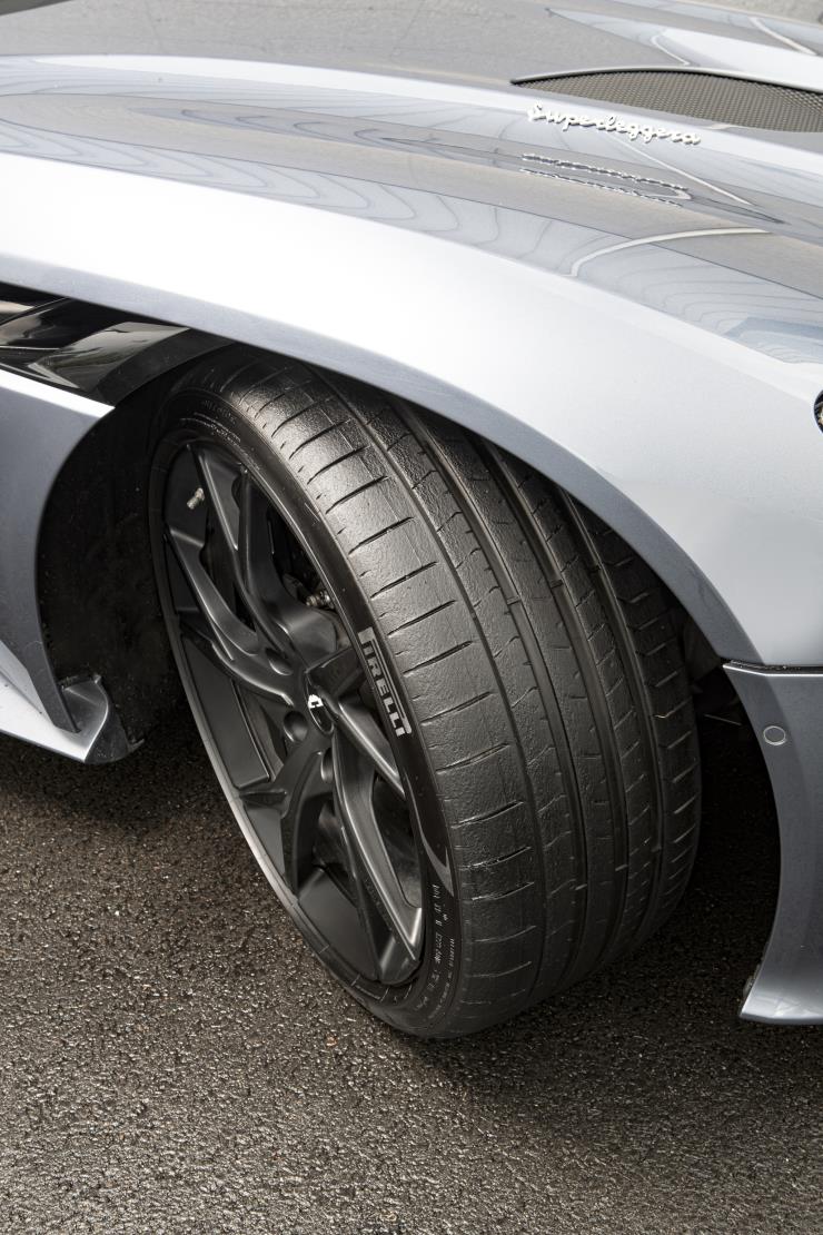 Aston MartinㅣDBS Superleggera