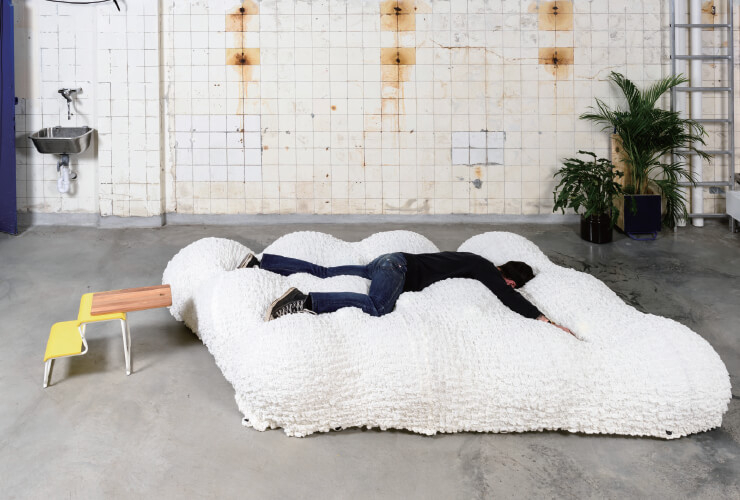  한 연구원이 엄격한 제품 테스트를 하기 위해 이케아 콘셉트 베드에 뛰어들었다.