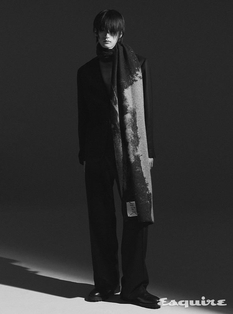 재킷 29만원, 팬츠 15만원, 첼시 부츠 33만5000원 모두 코스. 양면 오버사이즈 스카프 17만5000원 COS x MOK JUNGWOOK.