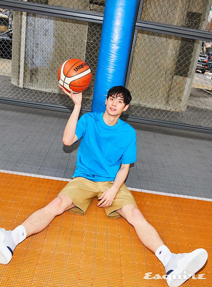 포켓 반소매 티셔츠, 카고 쇼츠 모두 타임옴므.