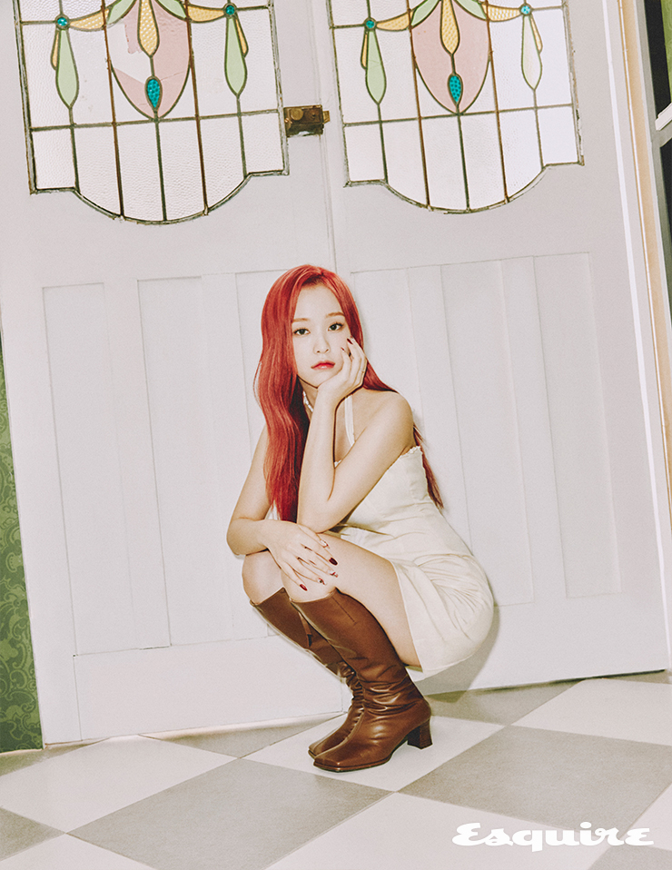 원피스 낫유어로즈, 부츠 렉켄, 이어링 타티아나 쥬얼리, 네크리스 스타일리스트 소장품.