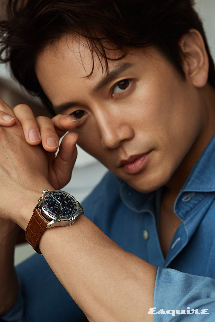 42mm 스틸 케이스와 블루 다이얼, 골드 브라운 가죽 스트랩의 프리미에르 B15 듀오그래프 42 1200만원대 브라이틀링. 데님 셔츠 수트서플라이.