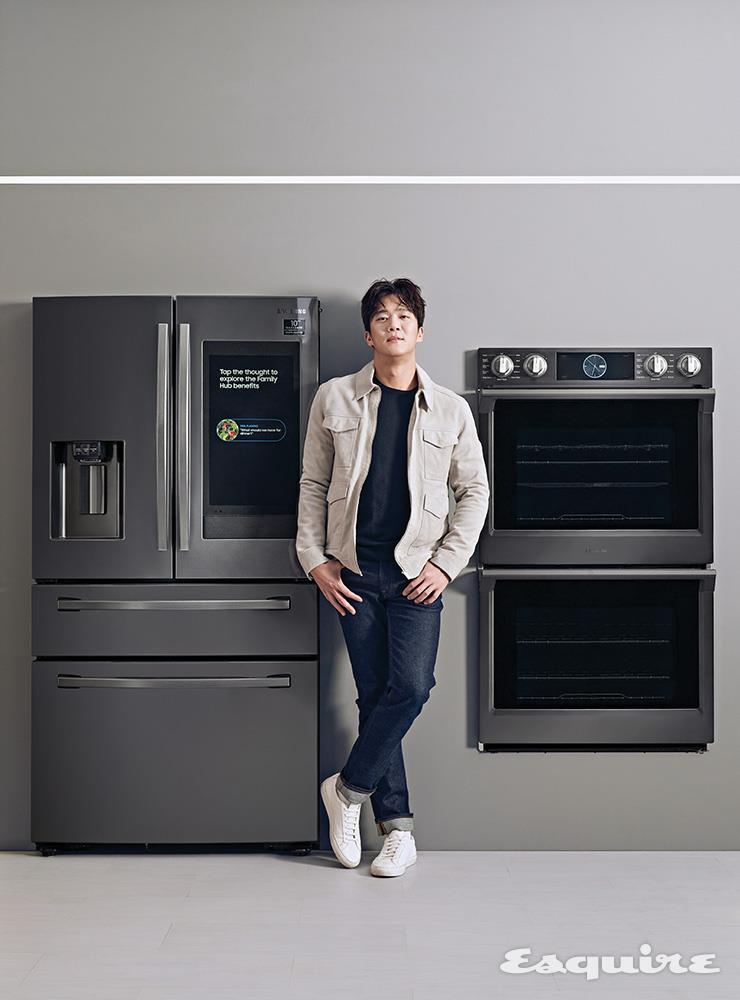 스웨이드 재킷 리스. 데님 팬츠 아크네 스튜디오. 스웨터 스타일리스트 소장품.