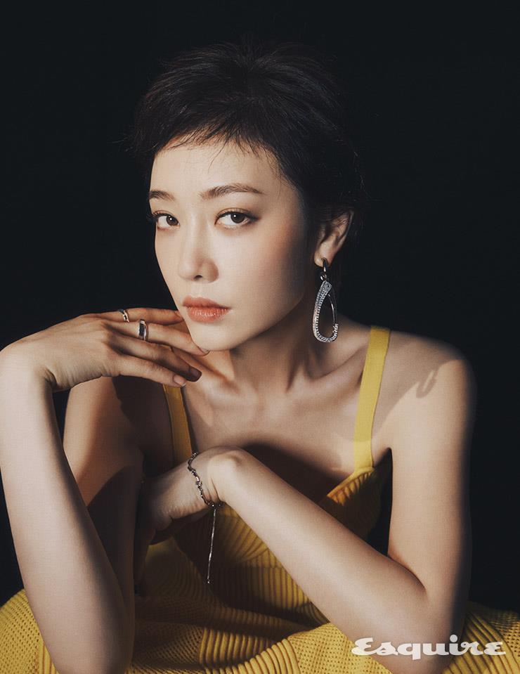 옐로 롱 원피스 가브리엘라 허스트. 이어링, 브레이슬릿 모두 케이비케이. 링 스타일리스트 소장품.