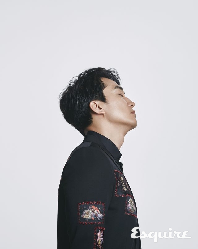 자수 장식 재킷, 검은색 셔츠 가격 미정 디올 옴므.