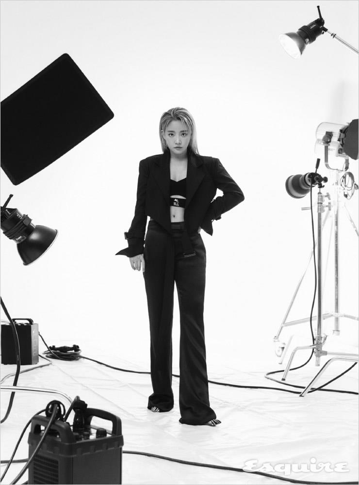 브라톱, 팬츠 모두 에트로. 재킷 스타일리스트 소장품.