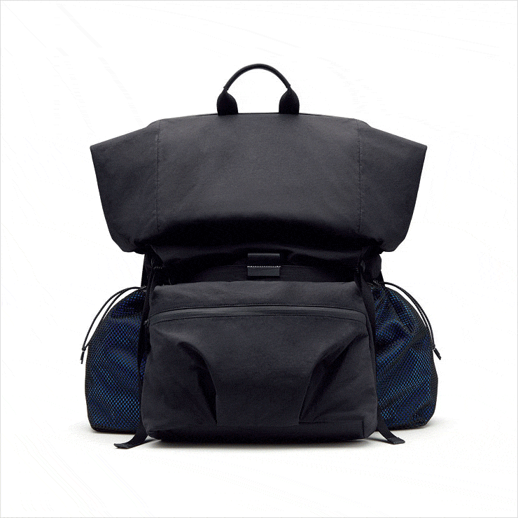 페이퍼 터치 나일론’의 롤탑 백팩은 수납 공간을 더해 실용성을 더했다.