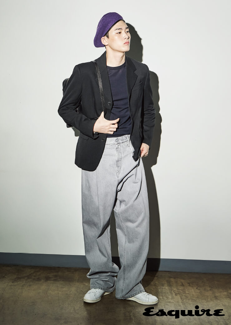 검은색 테일러드 재킷, 백팩 모두 가격 미정 프라다. 남색 니트 100만원대 에르메네질도 제냐. 연회색 데님 와이드 팬츠 가격 미정 루이비통. 흰색 스니커즈 14만9000원 아디다스 오리지널스. 보라색 베레모 가격 미정 캉골.