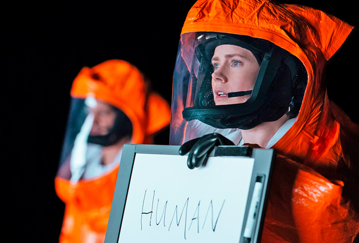 <컨택트(Arrival)>에서는 외계 생명체가 의미심장한 메시지를 가지고 지구에 착륙한다. 문제는 그들이 인간의 언어 체계와 의식 수준으로는 이해하기 어려운 ‘차원이 다른’ 언어를 사용하고 있다는 것이다. 물론, 우리의 주인공은 그들과 의사소통하는 데에 성공한다.