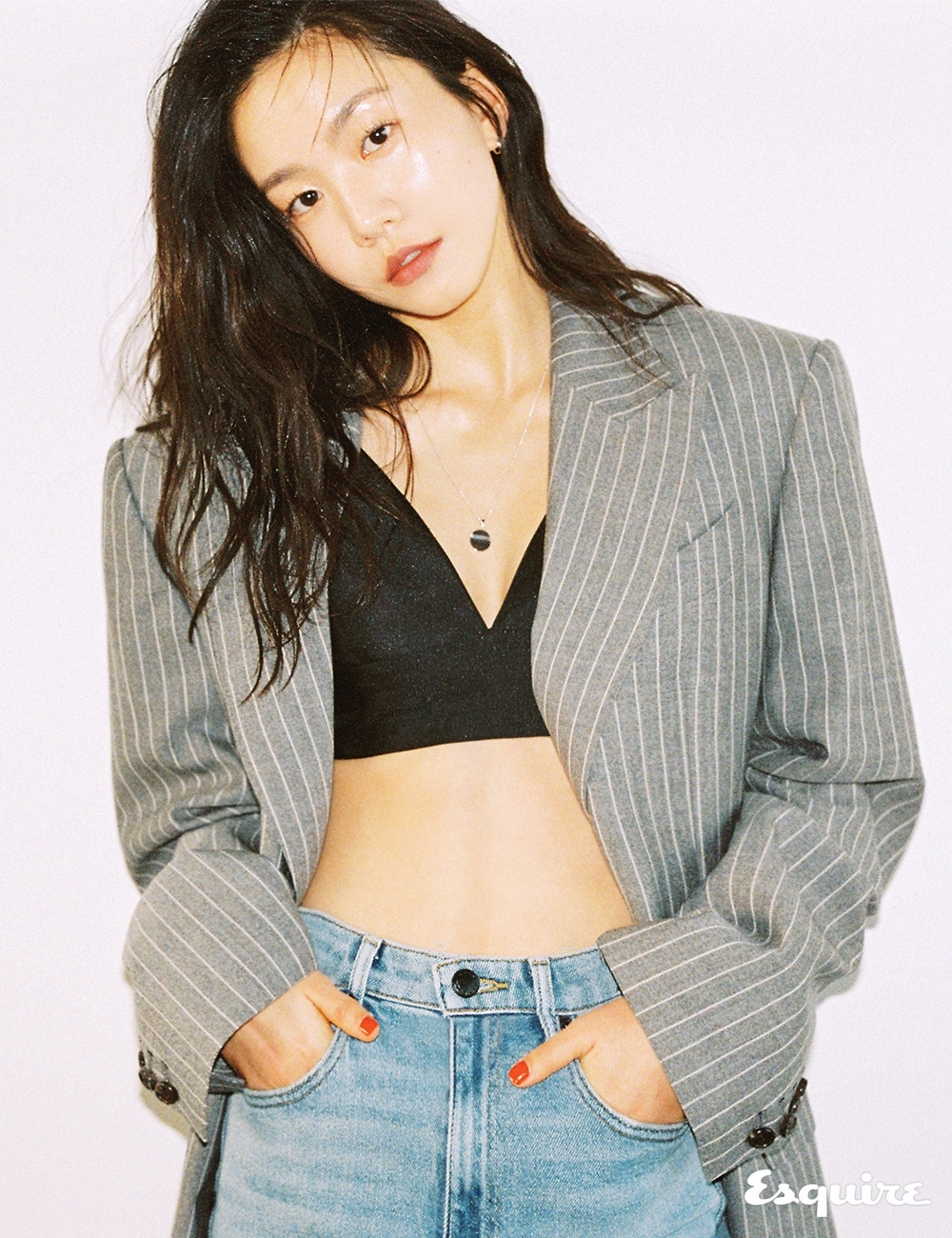 재킷 제이백 쿠튀르. 브라톱 스타일리스트 소장품. 청바지 알렉산더 왕. 목걸이 르세이.