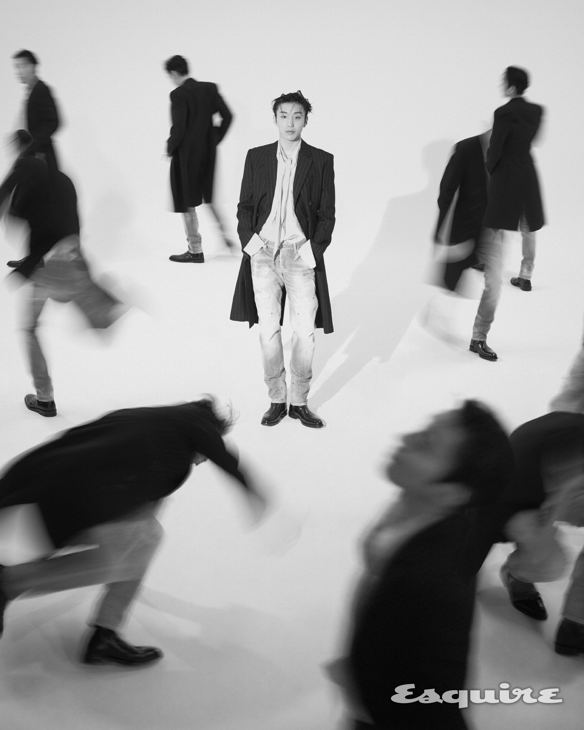 스트라이프 롱 코트 재킷, 실크 셔츠 모두 드리스 반 노튼. 데님 팬츠 디스퀘어드2. 첼시 부츠 페라가모. 실버 이어링 포트레이트 리포트. 스카프 스타일리스트 소장품.
