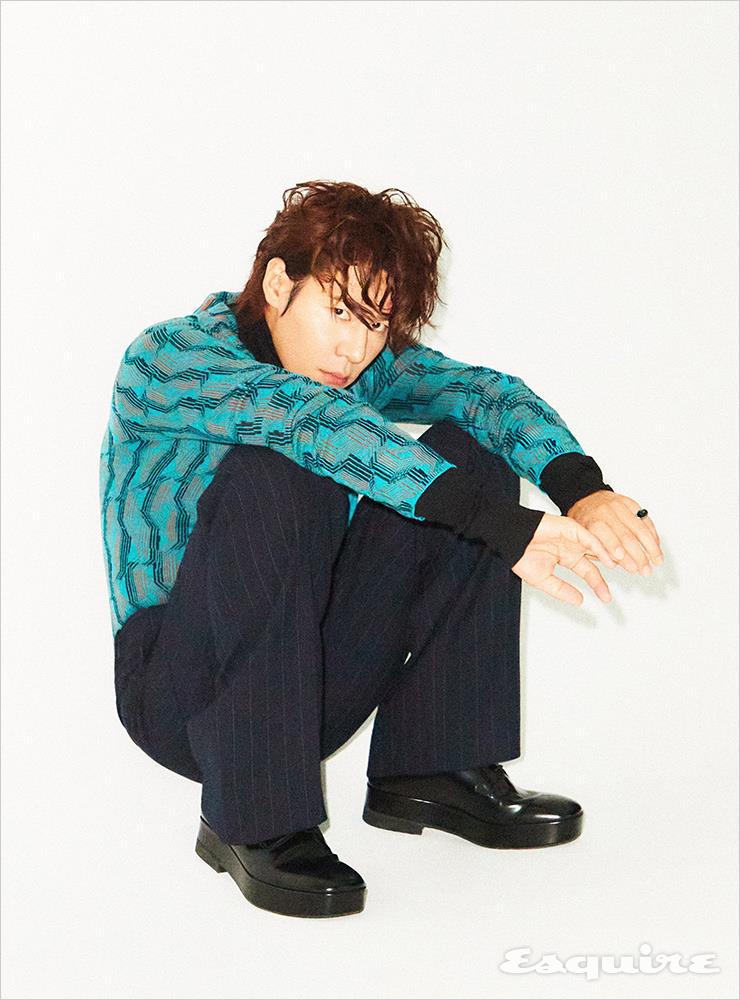블루 니트 점프슈트, 블랙 터틀넥, 네이비 스트라이프 팬츠, 블랙 로퍼 모두 프라다. 블랙 원석 실버 링 에디터 소장품.