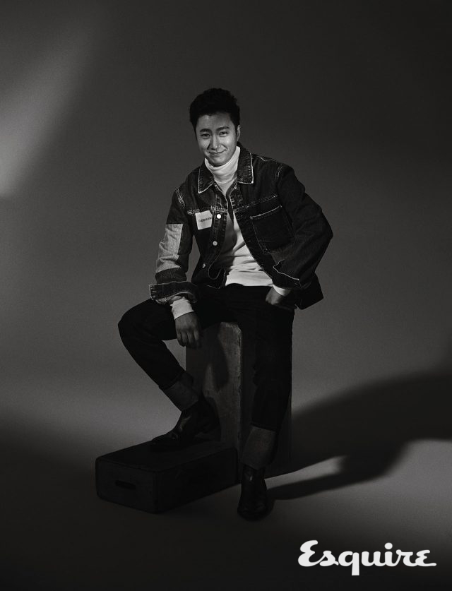 데님 재킷, 터틀넥, 바지 모두 캘빈클라인 진. 부츠 유니페어.