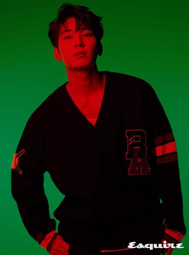 보스x러셀애슬레틱 브이넥 스웨터 보스 맨.